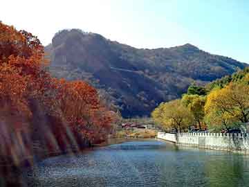 新澳门二四六天天彩，杜淳深邃眼神迷人